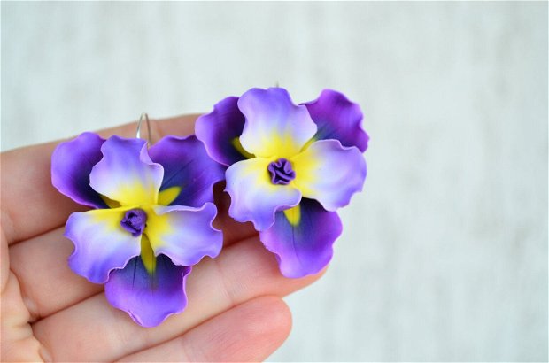 Irisul violet- cercei supradimensionati cu tortita