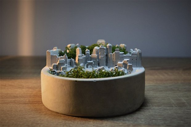 Oras din beton cu licheni naturali