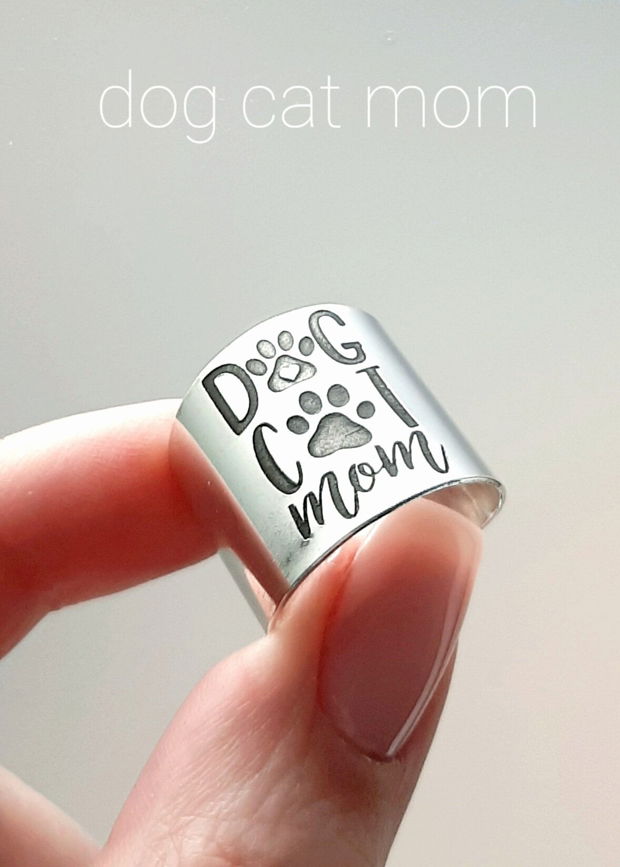 Inel/verighetă lată cu mesaj personalizat DOG CAT MOM