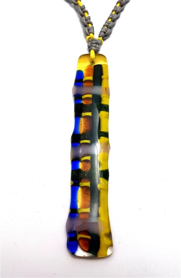 pandantiv de autor, in forma de cravata de sticla țesută , cu colier de snur galben si argintiu, impletite in tehnica micromacrame