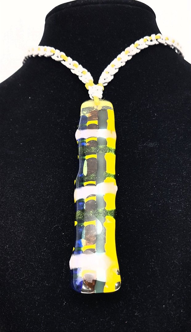 pandantiv de autor, in forma de cravata de sticla țesută , cu colier de snur galben si argintiu, impletite in tehnica micromacrame
