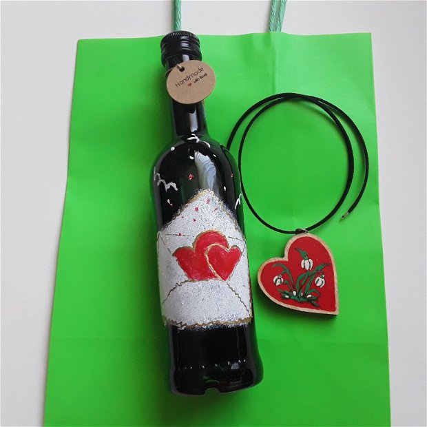Set pentru ziua îndrăgostiților sticla cu vin personalizata si pandantiv inimioara