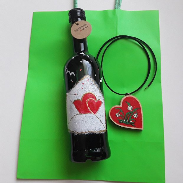 Set pentru ziua îndrăgostiților sticla cu vin personalizata si pandantiv inimioara