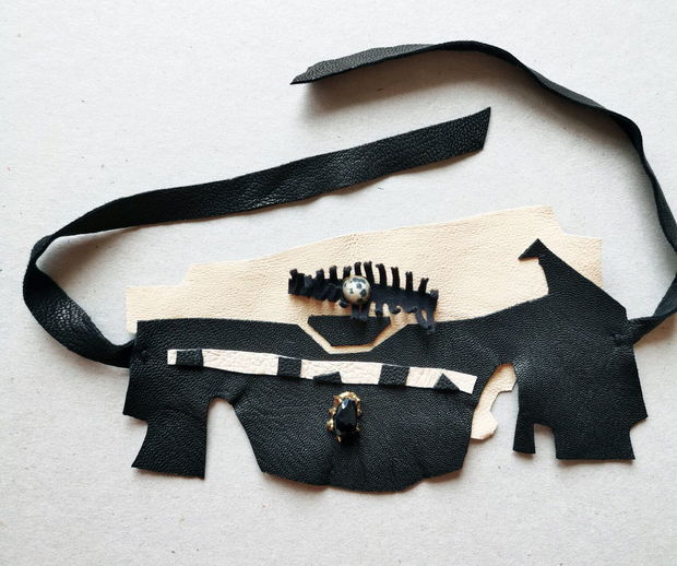 Melodic Credentials Sensitive Bratara lata din piele bej-crem si negru cu aplicatii textile negre si margele, manseta de piele, bratara din piele naturala | Breslo Melodic Credentials Sensitive Bratara lata din piele bej-crem si negru cu aplicatii textile negre si margele, manseta de piele, bratara din piele naturala | Breslo