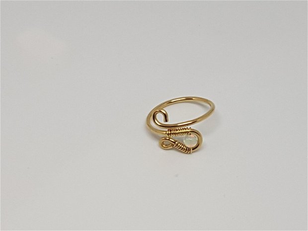 Inel reglabil , inel din aur filat , inel cu opal etiopian.