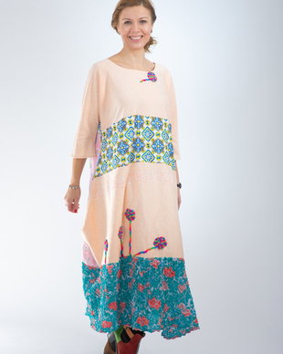 Rochie maxi colorată cu flori accesorizată