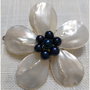 BROSA- FLOARE DE SIDEF ALB +PERLE NEGRE