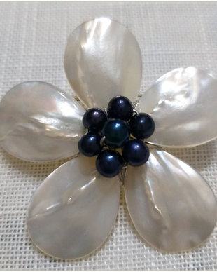 BROSA- FLOARE DE SIDEF ALB +PERLE NEGRE