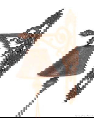 Clopot din fonta cu o decoratiune