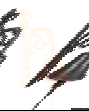 Clopot din fonta cu o decoratiune