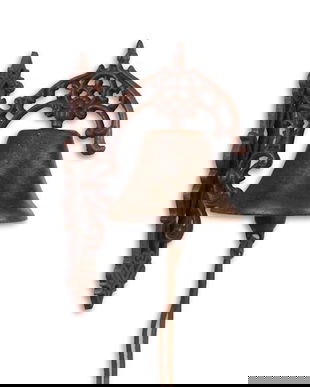 Clopot din fonta cu o decoratiune