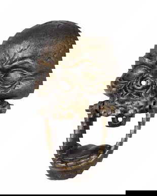 Batator de usa cu un décor cu un cap de mort