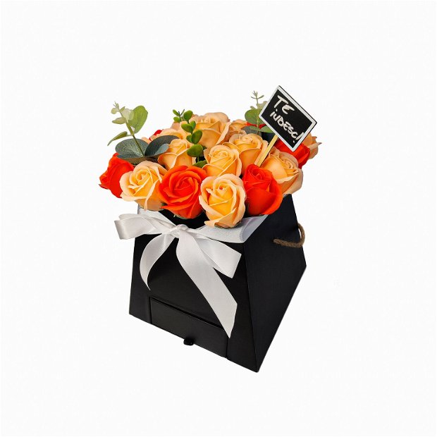 Set cadou format din aranjament floral cu flori din sapun si cercei