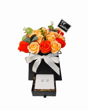 Set cadou format din aranjament floral cu flori din sapun si cercei