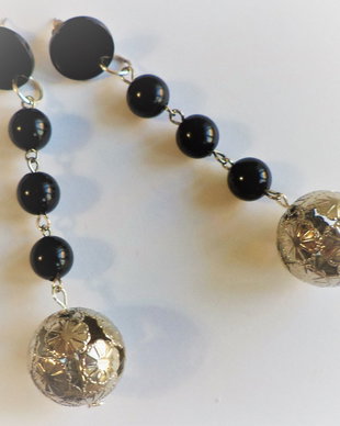 Cercei handmade din margele acrilice si metalice supradimensionate