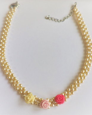 Choker din perle de sticla ivoire si trandafirasi din rasina.