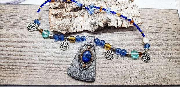 Colier de inspiratie nordica cu pandantiv statement din Fimo si Lapis Lazuli si margele de sticla handmade