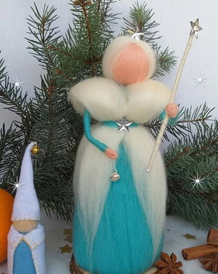 Zâna iernii, decoratiune Waldorf handmade din lana merinos 100%