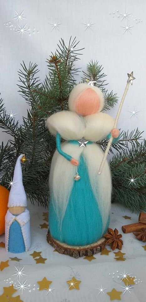 Zâna iernii, decoratiune Waldorf handmade din lana merinos 100%