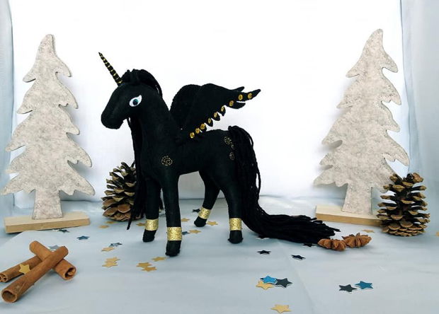 Regele Onu și Regina Lyria, părinții lui Onchao, unicorni handmade din fetru