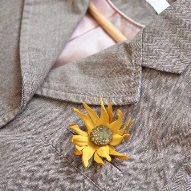 Brosa floarea soarelui - Martisor din piele