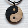 Medalion Yin si Yang pictat cu negru