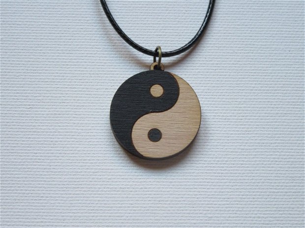 Medalion Yin si Yang pictat cu negru