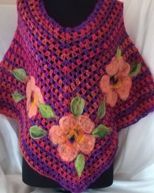Poncho cu flori impaslite