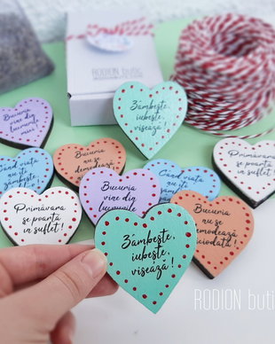 Martisor inimioara cu magnet pictat manual