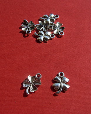 Trifoi norocos din metal argintiu aprox 2x11.5x12 mm (cu anoul)