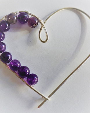 Brosa handmade din sarma si sfere de ametist - purple heart