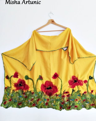 Vesta din tricot si maci rosii impasliti