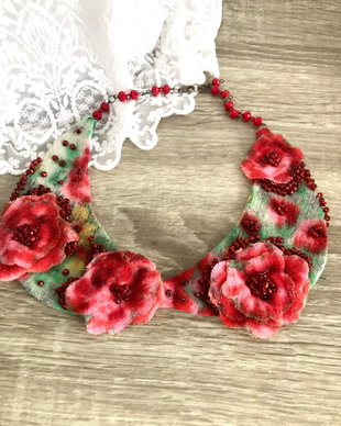 Colier cu flori textile