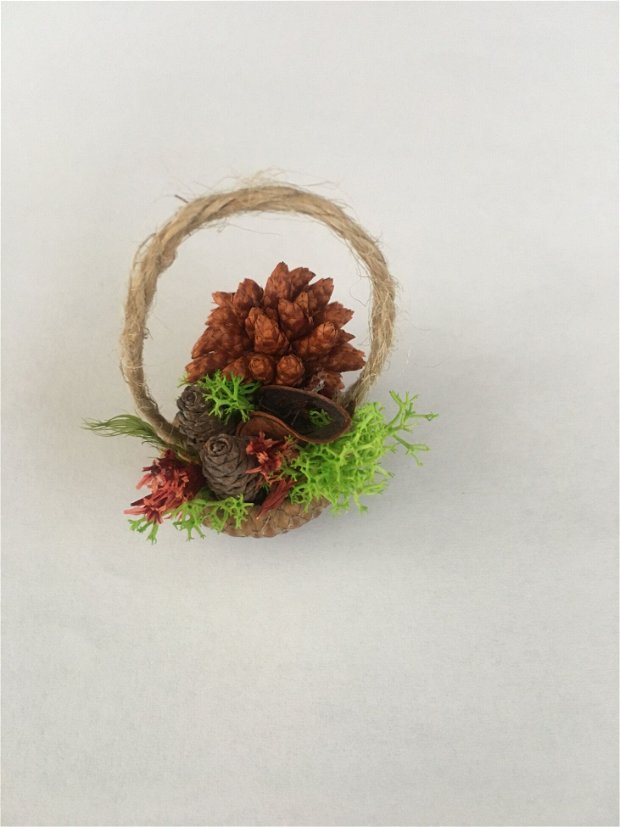 Martisoare/Mărturii licheni Mini coșulețe din ghinda sau coaja de nuca -cu flori uscate , licheni stabilizati , flori uscate, miniconuri pin
