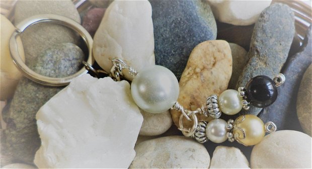 Breloc handmade din perle de sticla