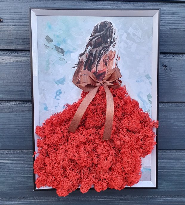 Tablou silueta cu rochie rosie din licheni naturali stabilizați