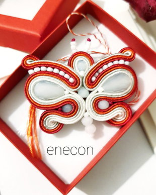 Brosa-mărțișor fluture,  Brosa soutache rosu cu alb