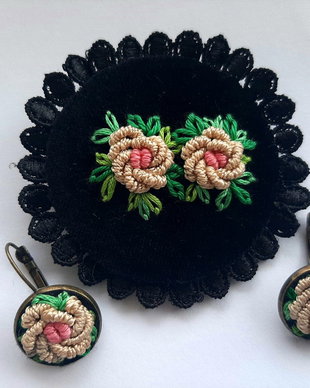 Brosa și cercei .broderie manuala.
