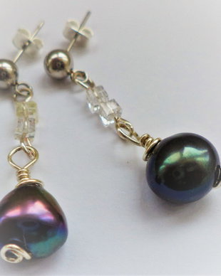 Cercei handmade din sarma ,cristale tip swarovski si perle de cultura