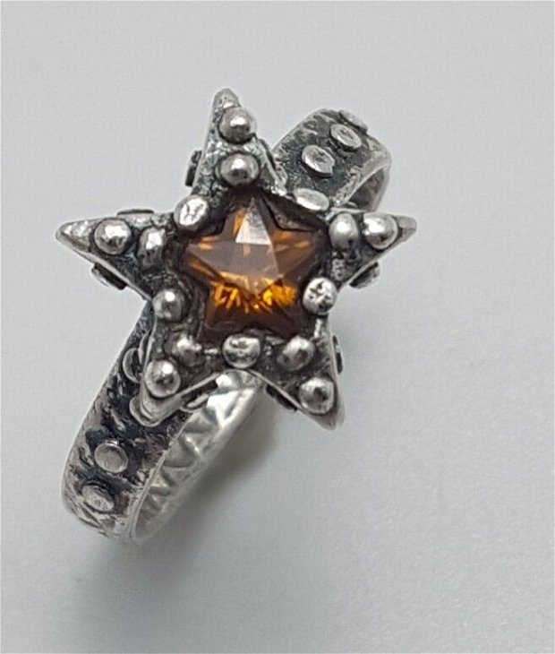 inel unicat din argint pur, cu un zirconiu in forma de stea montat intr-o stea si bratara texturata cu stele pe ambele parti