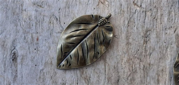 Pandantiv frunza bronz,. 52x32 mm