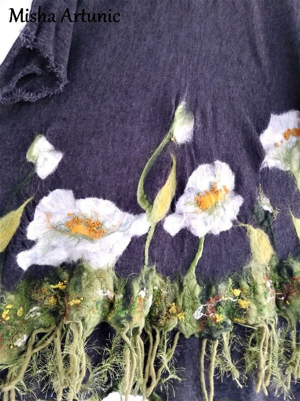 Bluza asimetrica cu floricele albe impaslite