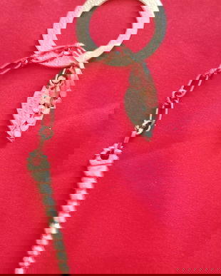 Bijuterie tip fibula, multifuncțională (ac de eșarfă, pandantiv, pafta, brosa) din bronz rosu, cu elemente decorate cu spirala, texturi, frunza