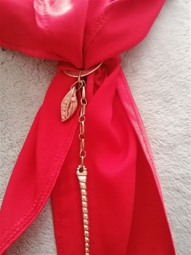 Bijuterie tip fibula, multifuncțională (ac de eșarfă, pandantiv, pafta, brosa) din bronz rosu, cu elemente decorate cu spirala, texturi, frunza