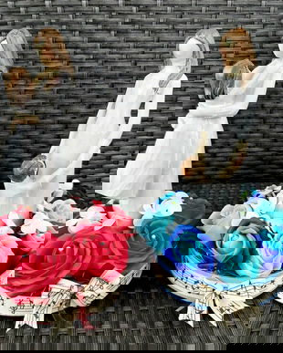 Aranjamente din flori si figurine materne