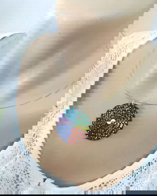 Colier cu pandantiv pictat