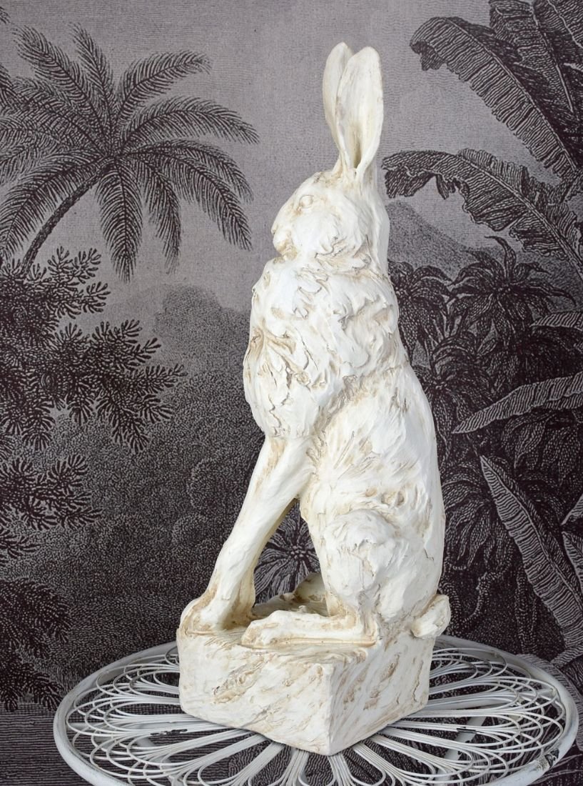 Statueta din rasini cu un iepure