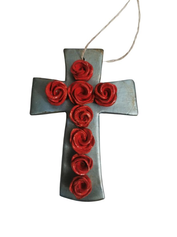 Cruce cu trandafiri rosii