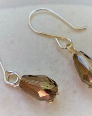 Cercei handmade din sarma gilt si cristale fatetate lacrima