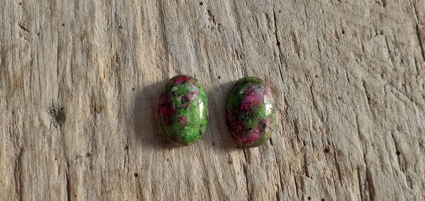 Cabochon rubin zoisit, 15x10 mm (2 buc)